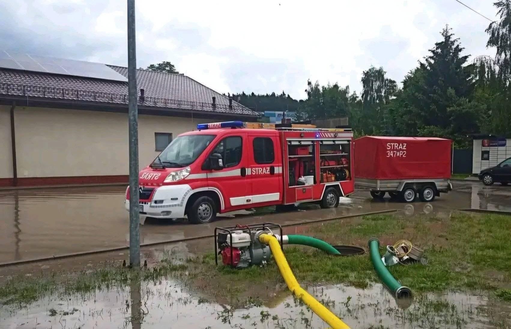Wóz bojowy, przyczepa i motopompa będące na stanie wyposażenia OSP Podklasztorze podczas wyjazdu, na trawniku przed sklepem Dino w Sulejowie